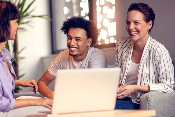 Concepto de trabajo en equipo.Jóvenes compañeros de trabajo creativos que trabajan con un nuevo proyecto de startup en la oficina moderna.Grupo de personas analiza los datos en la computadora de escritorio . —  Fotos de Stock