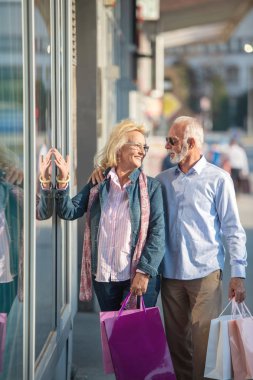 güneşli bir alışveriş satın ile yürüme mutlu olgun çift