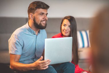 Coworking toplantı. Yeni proje birlikte tartışmaya başlangıç takım.