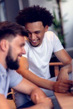 Ekip çalışması kavramı. Genç yaratıcı iş arkadaşlarınızla modern ofis yeni başlangıç projesi ile çalışma. Bir grup insan masaüstü bilgisayardaki verileri analiz.