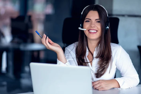 Portrait of happy smiling female customer support phone operator at workplace. — Stock Photo, Image