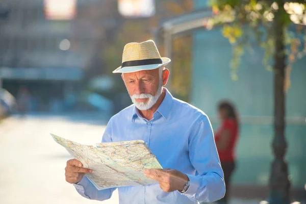 Feliz sonriente hombre mayor turista listo para el viaje, en busca de dirección . —  Fotos de Stock