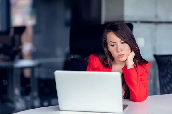 Hermosa señora de negocios con computadora portátil en la oficina . — Foto de Stock