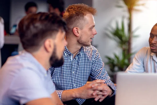 Concepto de trabajo en equipo.Jóvenes compañeros de trabajo creativos que trabajan con un nuevo proyecto de startup en la oficina moderna.Grupo de personas analiza los datos en la computadora de escritorio . —  Fotos de Stock