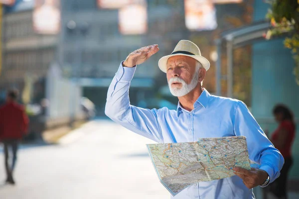 Feliz sonriente hombre mayor turista listo para el viaje, en busca de dirección . —  Fotos de Stock