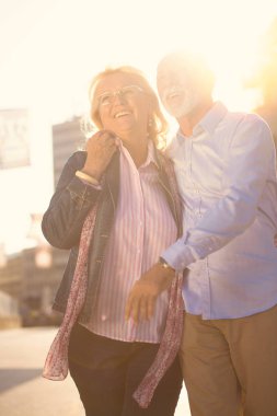 şehirde yürüyüş, mutlu, güzel Olgun çift