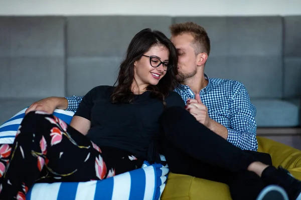 Relación, amor. Una pareja encantadora juntos. Disfrutando del tiempo libre . — Foto de Stock