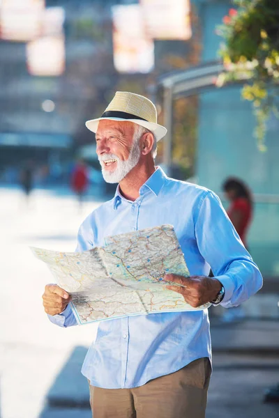 Feliz sonriente hombre mayor turista listo para el viaje, en busca de dirección . —  Fotos de Stock