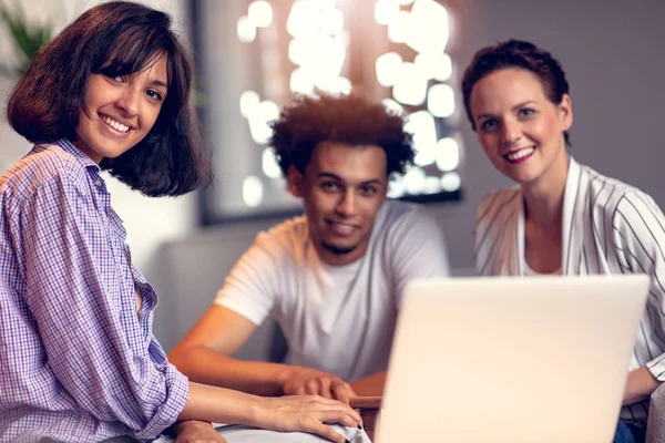 Conceito de trabalho em equipe.Jovens colegas criativos trabalhando com novo projeto de startup no escritório moderno.Grupo de pessoas analisa dados no computador desktop . — Fotografia de Stock