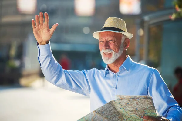 Feliz sonriente hombre mayor turista listo para el viaje, en busca de dirección . —  Fotos de Stock