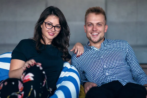 Beziehung, Liebe. schönes Paar zusammen. die freie Zeit genießen. — Stockfoto