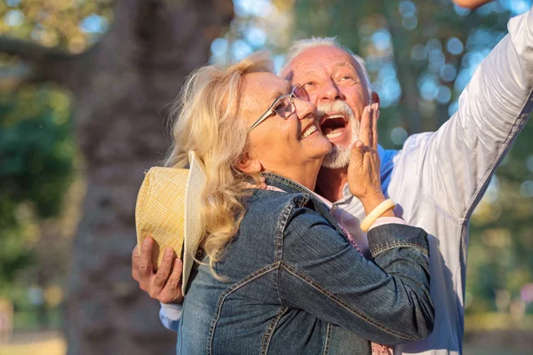 Feliz pareja de ancianos enamorados. Parque al aire libre. —  Fotos de Stock