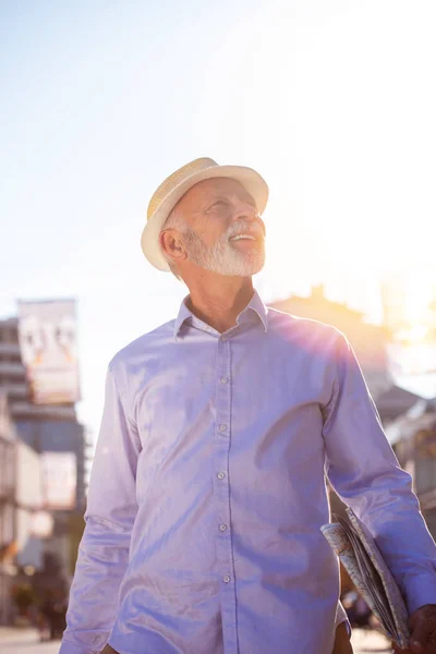 Feliz turista senior con maleta en la ciudad . —  Fotos de Stock