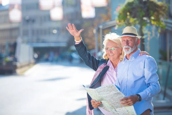 Pareja de turistas senior mirando el mapa de la ciudad —  Fotos de Stock