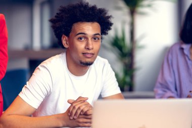 Ekip çalışması kavramı. Genç yaratıcı iş arkadaşlarınızla modern ofis yeni başlangıç projesi ile çalışma. Bir grup insan masaüstü bilgisayardaki verileri analiz.
