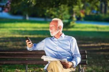 Komuta sizde parkta bankta otururken Evet gülümseyen.