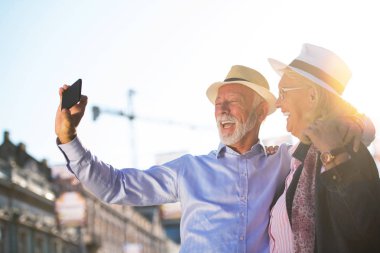 Turizm ve teknoloji. Üst düzey çift selfie birlikte gezi arka plan karşı alarak seyahat.