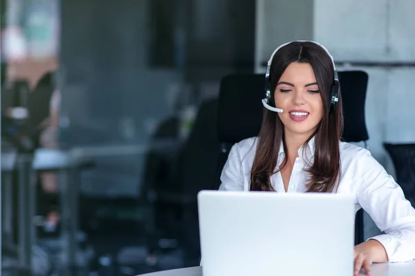 Ritratto di felice sorridente operatore telefonico femminile di assistenza clienti sul posto di lavoro. — Foto Stock