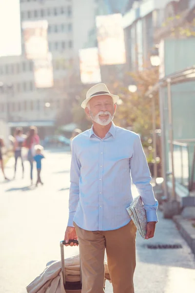 Feliz turista senior con maleta en la ciudad . —  Fotos de Stock