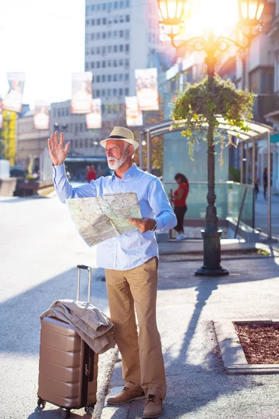 Feliz sonriente hombre mayor turista listo para el viaje, en busca de dirección . —  Fotos de Stock