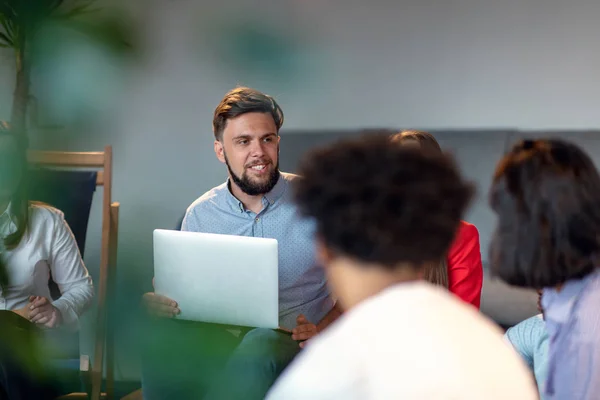 Reunión de coworking. Equipo de inicio discutiendo nuevo proyecto juntos . — Foto de Stock