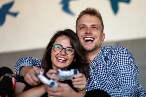 Pareja joven jugando videojuegos en casa — Foto de Stock