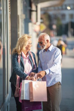 güneşli bir alışveriş satın ile yürüme mutlu olgun çift