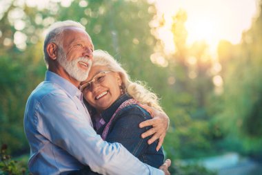 Aşık mutlu son sınıf çifti. Dışarıya park et..