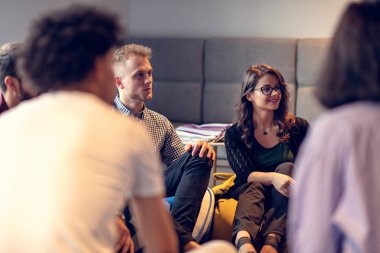 Coworking toplantı. Yeni proje birlikte tartışmaya başlangıç takım.