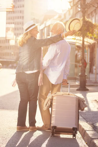 Feliz casal idoso alegre de turistas com mapa e guia da cidade andando na rua — Fotografia de Stock
