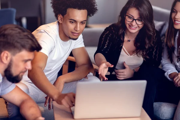 Concepto de trabajo en equipo.Jóvenes compañeros de trabajo creativos que trabajan con un nuevo proyecto de startup en la oficina moderna.Grupo de personas analiza los datos en la computadora de escritorio . —  Fotos de Stock