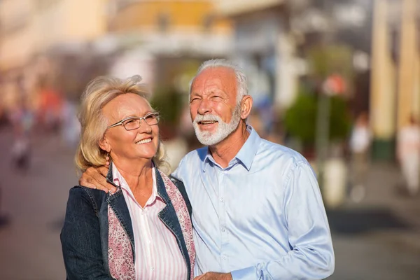 Glad trevlig äldre par promenader i staden — Stockfoto