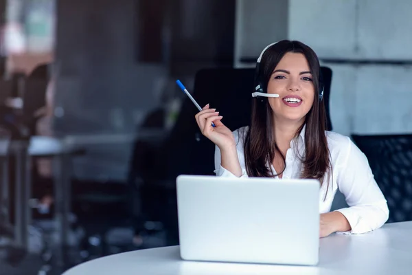 Portrait of happy smiling female customer support phone operator at workplace. — Stock Photo, Image
