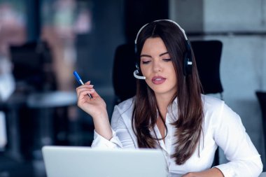 Mutlu gülümseyen kadın müşteri destek telefonu operatörü portresi..