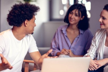 Ekip çalışması kavramı. Genç yaratıcı iş arkadaşlarınızla modern ofis yeni başlangıç projesi ile çalışma. Bir grup insan masaüstü bilgisayardaki verileri analiz.