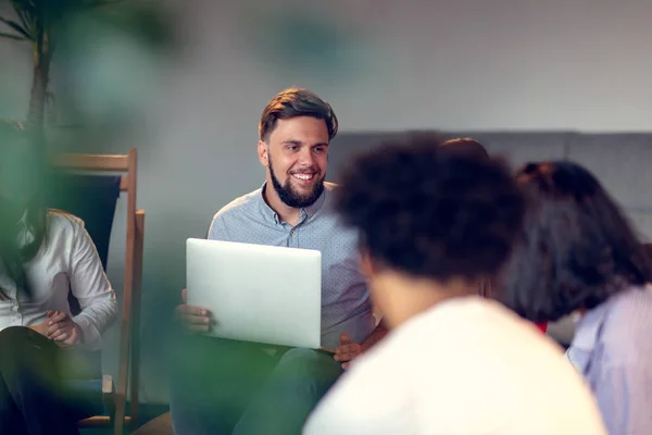 Reunión de coworking. Equipo de inicio discutiendo nuevo proyecto juntos . — Foto de Stock