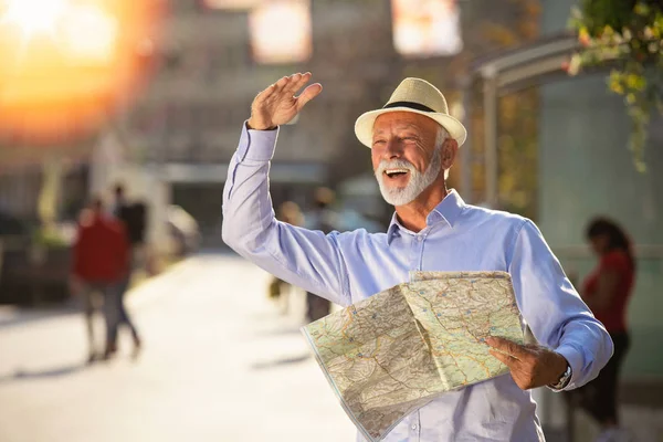 Feliz sonriente hombre mayor turista listo para el viaje, en busca de dirección . —  Fotos de Stock