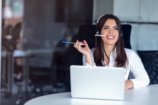 Portret uśmiechniętej kobiety obsługa klienta operator telefonu w miejscu pracy. — Zdjęcie stockowe