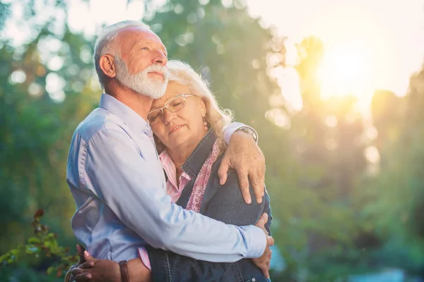 Happy senior couple in love. Park outdoors. — Stock Photo, Image