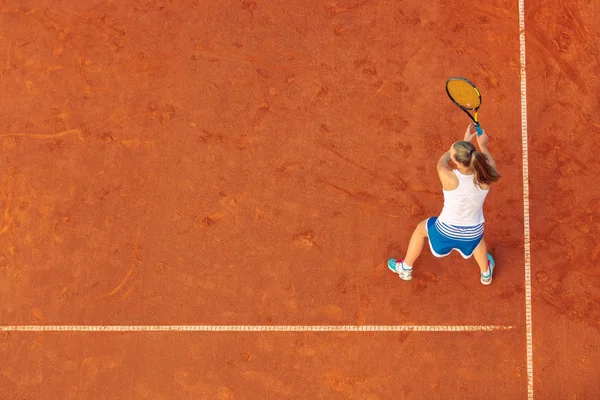 Maç sırasında sahada bir kadın tenisçi havadan çekilmiş. Tenis oynayan genç bir kadın. Yüksek açı görünümü. — Stok fotoğraf