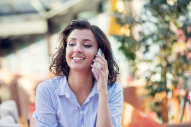 Bir kafede çalışıyor bir iş kadını samimi görüntüsü. Seçici odak.