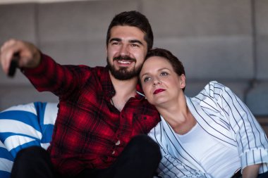 genç bir çift evde patlamış mısır ile film izleme