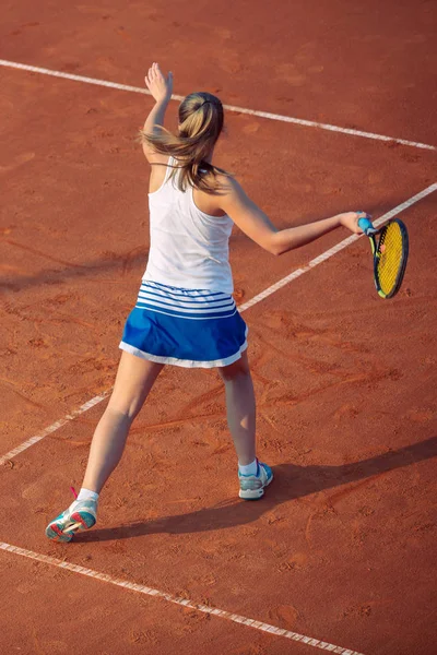 Kil üzerinde tenis oynayan genç bir kadın. Forehand. — Stok fotoğraf
