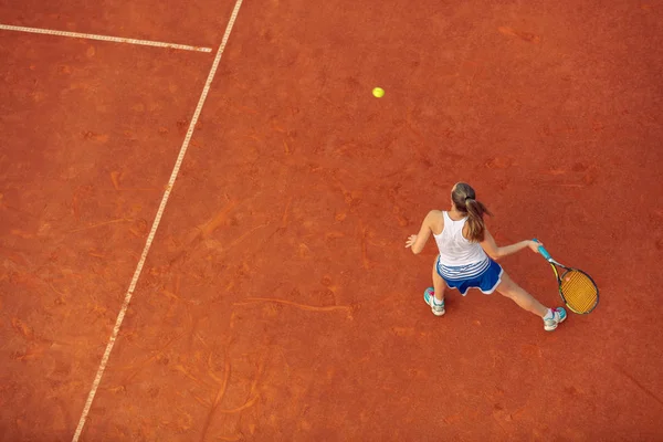 Maç sırasında sahada bir kadın tenisçi havadan çekilmiş. Tenis oynayan genç bir kadın. Yüksek açı görünümü. — Stok fotoğraf