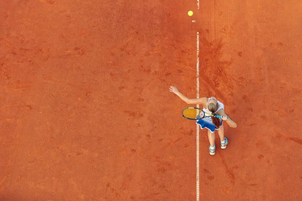 Tiro aéreo de uma tenista feminina em uma quadra durante o jogo. Jovem mulher jogando tennis.High ângulo vista . — Fotografia de Stock