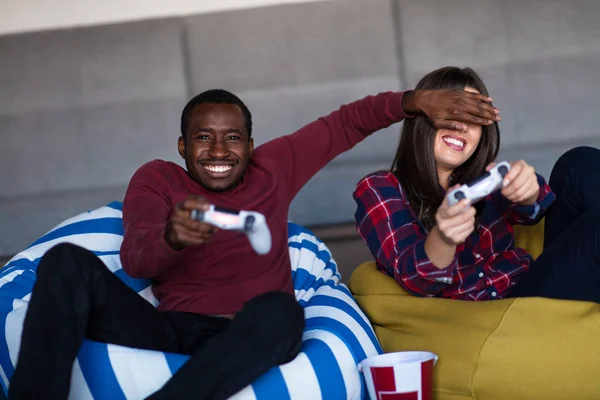 Jovem casal em casa jogando vídeo game juntos — Fotografia de Stock