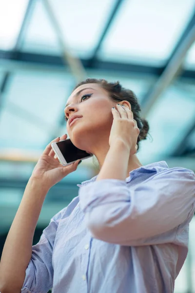 Krásná žena mluvila v mobilním telefonu na letišti — Stock fotografie