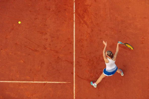 Maç sırasında sahada bir kadın tenisçi havadan çekilmiş. Tenis oynayan genç bir kadın. Yüksek açı görünümü. — Stok fotoğraf