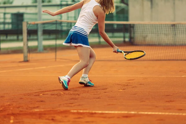 Schöne Athletin mit perfektem Körper posiert auf dem Tennisplatz, Nahaufnahme — Stockfoto