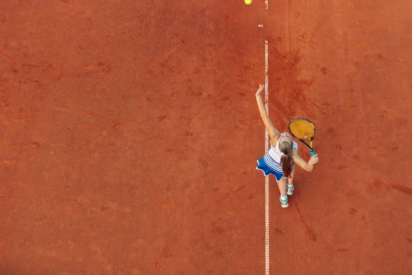 Letecká střela tenisového hráče na nádvoří během utkání. Mladá žena hrající tenis. Pohled s vysokým úhlem. — Stock fotografie